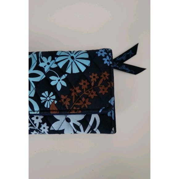 Vera‎ Bradley Women's Floral Quilted Magnetic Closure Wallet Tri Fold ID Window - Picture 2 of 6